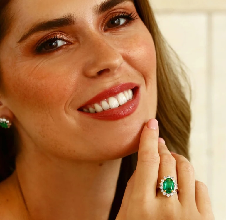 Woman-wearing-an-emerald-ring