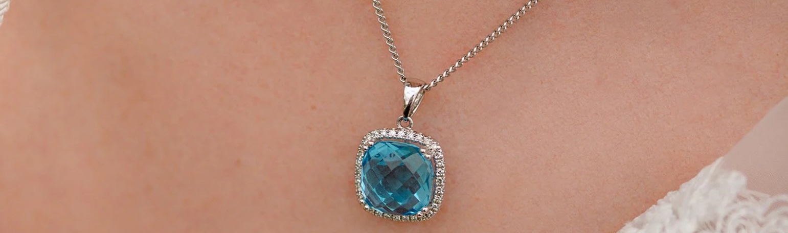 Necklace-on-woman's-neck