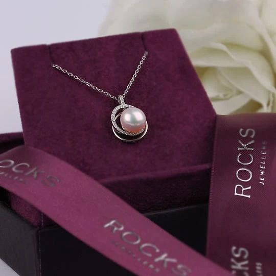 Pearl-necklace-in-Rocks-Jewellers-packaging