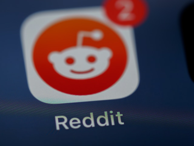 Reddit-app-icon-representing-the-platform's-growth-in-UK-search-behaviour